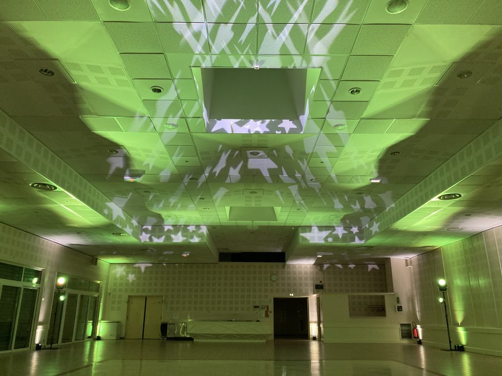 Éclairage architectural de la salle